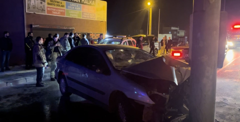 Bursa'da alkollü sürücü yol ayrımındaki direğe çarptı: 3 arkadaş otomobilde sıkıştı