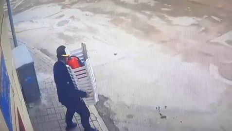 Bursa'daki ayakkabı hırsızı, camiden tek tek deneyip ayakkabı çaldı
