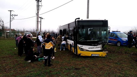 Bursa'da halk otobüsüyle otomobil kafa kafaya çarpıştı: 8 yaralı