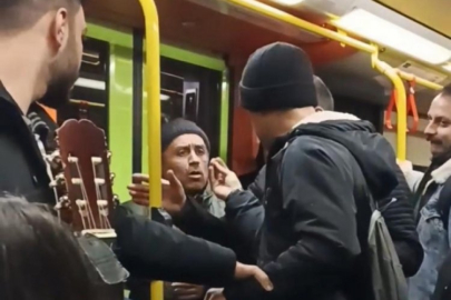 Bursa'da metroda müzik çalan gençler ile vatandaşlar arasında tartışma çıktı