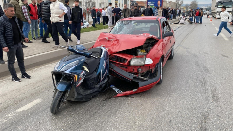 Bursa'da otomobil motora çarptı: 1'i çocuk 3 yaralı