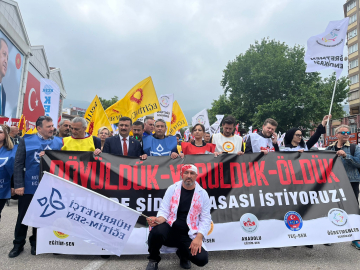 Bursa’da binlerce öğretmen meydanlarda: “Eğitimde Şiddet Yasası istiyoruz"