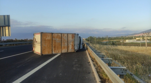 Bursa'da lastiği patlayan kamyonet yola devrildi
