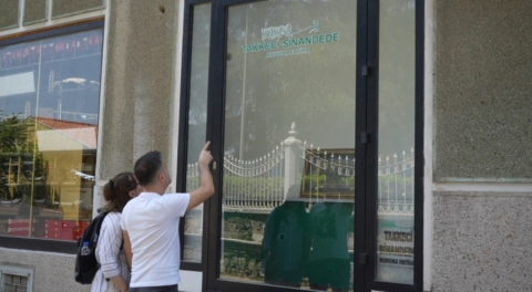 Bursa'da yüzlerce yıllık mezarlık bir dükkanın vitrininde yer alıyor