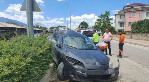 Bursa'da aydınlatma direğine çarpan araç devrildi