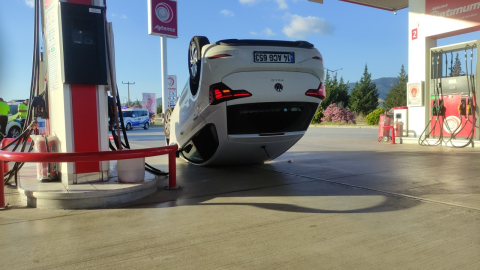 Bursa'da faciadan kıl payı dönüldü: Otomobil akaryakıt istasyonuna daldı