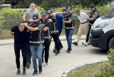 Ölmüş kişilerin imzalarını taklit ederek adlarına borç senedi düzenleyen çete çökertildi