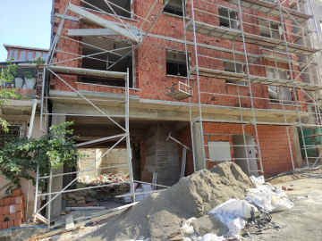 İnşaat iskelesi yüksek gerilim hattının üzerine devrildi: İşçi son anda atlayıp kurtuldu