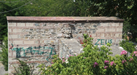 Bursa'da 630 yıllık külliyeyi resim defterine çevirdiler