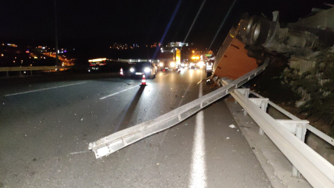 Bursa'da tır 3 metre yükseklikten karşı şeride uçtu, dorsenin parçaları yola savruldu