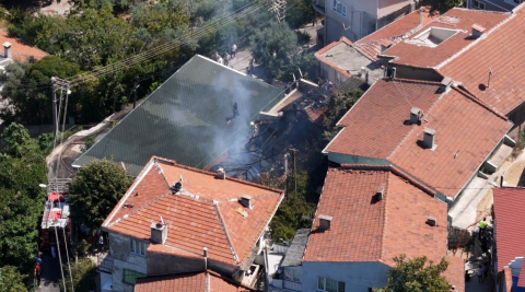 Uludağ'ın eteklerinde 2 ahşap ev yandı: İtfaiye araçları dar sokaklardan geçemedi, 3 kişi dumandan zehirlendi