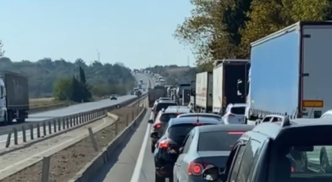 Bursa'da devrilen tır yolu kapattı, kilometrelerce kuyruk oluştu