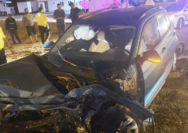 Bursa'da kırmızı ışıkta geçen tır, otomobili biçti