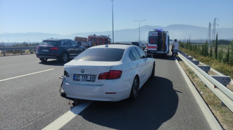 Bursa'da otoyolda kamyonet otomobile çarptı: 2 yaralı var