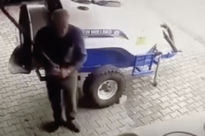 İnegöl'de tavuğunu yiyen köpeği döverek öldürdü