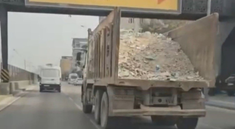 Bursa'da moloz yüklü kamyon trafikte tehlike saçtı