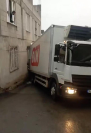 Bursa'da kontrolden çıkan kamyon 3 aracı hurdaya çevirdi