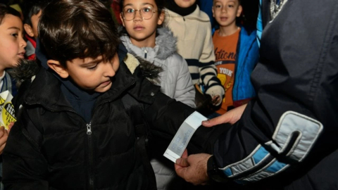 Ankara'da karanlıkta okula giden öğrenciler için reflektörlü çıkartma ve kol bandı dağıtıldı