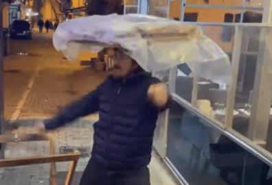 Bursa’da simitçiden neşeli anlar: Kendini müziğe kaptırdı