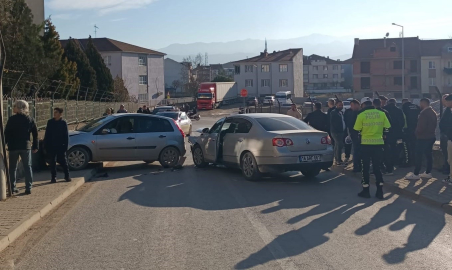 İnegöl'de otomobiller kafa kafaya çarpıştı: 4 yaralı