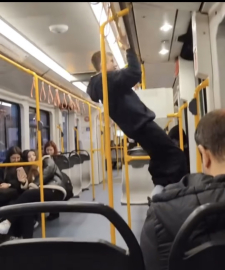 Bursa'da metroda barfiks denemesi