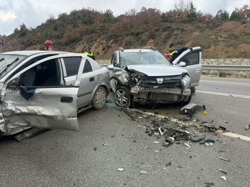 İznik'te iki otomobil kafa kafaya çarpıştı : 2 yaralı