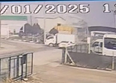 Bursa'da otomobil ile kamyonet çarpıştı