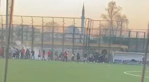 Bursa'da yeşil saha boks ringine döndü