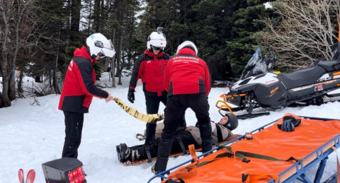 Uludağ'da kayak pistinde yaralanan vatandaşın yardımına ekipler yetişti