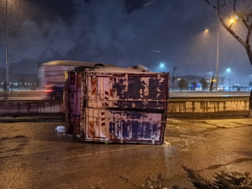 İnegöl'de içecek yüklü kamyon devrildi, dorsedeki tüm şişeler kırıldı