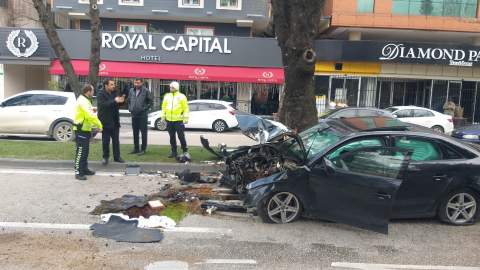 Bursa'da direksiyon hakimiyetini kaybeden sürücü ağaca çarptı