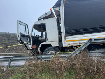 Bursa'da kamyon bariyere çarptı: Uçurumdan uçtuğunu zanneden sürücü araçtan atladı