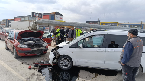 Bursa'da hafif ticari araç kırmızı ışıkta bekleyen otomobile çarptı