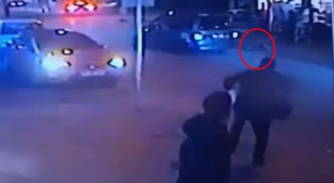Bursa'da topu yola kaçan çocuğa hafif ticari araç çarptı