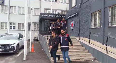 Bursa'da kendilerini banka çalışanı olarak tanıtıp, 18 kişiden 2.5 milyon lira dolandırdılar