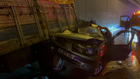 Bursa’da makas faciası: Alkollü sürücü kamyonun altına girdi