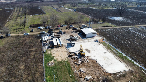 İnegöl'de tarım arazisine yapılan kaçak yapılar yıkıldı