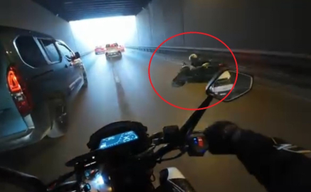 Bursa'da şerit değiştirirken otomobile çarpan motosikletli yaralandı