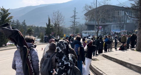 Teleferikte meydana gelen arıza nedeniyle vatandaşlar saatlerdir kuyrukta bekliyor