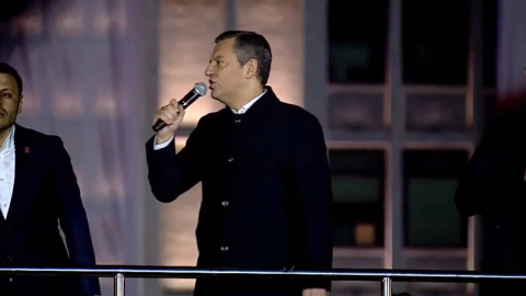 Özgür Özel: Dünden bugüne yatmadık, ayaktayız, Ekrem Başkan'ımızın arkasındayız