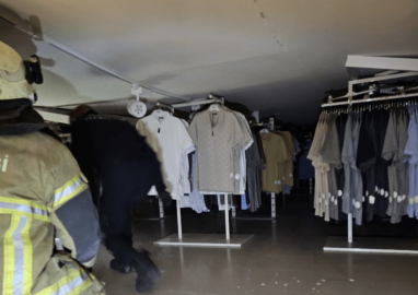 Bursa'da giyim mağazasının tavanı çöktü