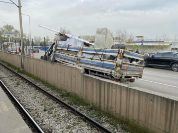 Bursa’da kontrolden çıkan araç metro bariyerlerine vurdu