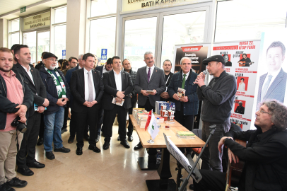 Şair ve yazar Nevzat Çelik okurlarıyla Osmangazi standında buluştu
