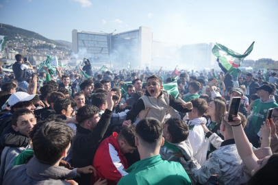 Bursasporlu taraftarlar Heykel'e akın etti