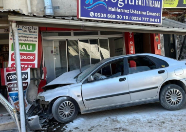 Bursa'da kontrolden çıkan otomobil iş yerine daldı