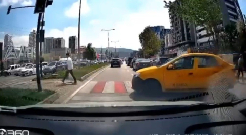 Bursa'da 'yolu uzatmak istemeyen' taksici yaya geçidini kullandı