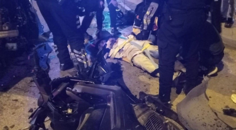 Bursa'da motosikletle otomobil kafa kafaya çarpıştı