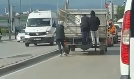 Bursa'da gençlerden korkutan yolculuk