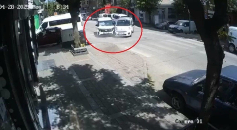 Bursa'da yola dikkatsiz çıkan araç kazaya neden oldu