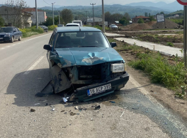 İnegöl'de traktör ile otomobil çarpıştı: 1'i çocuk, 3 yaralı